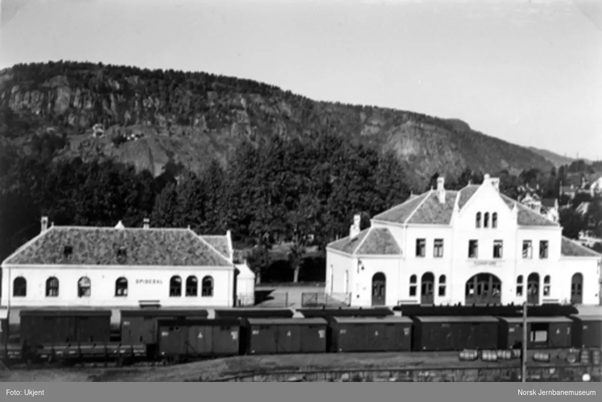 Flekkefjord stasjonsbygning og restaurantbygning sett fra sporsiden