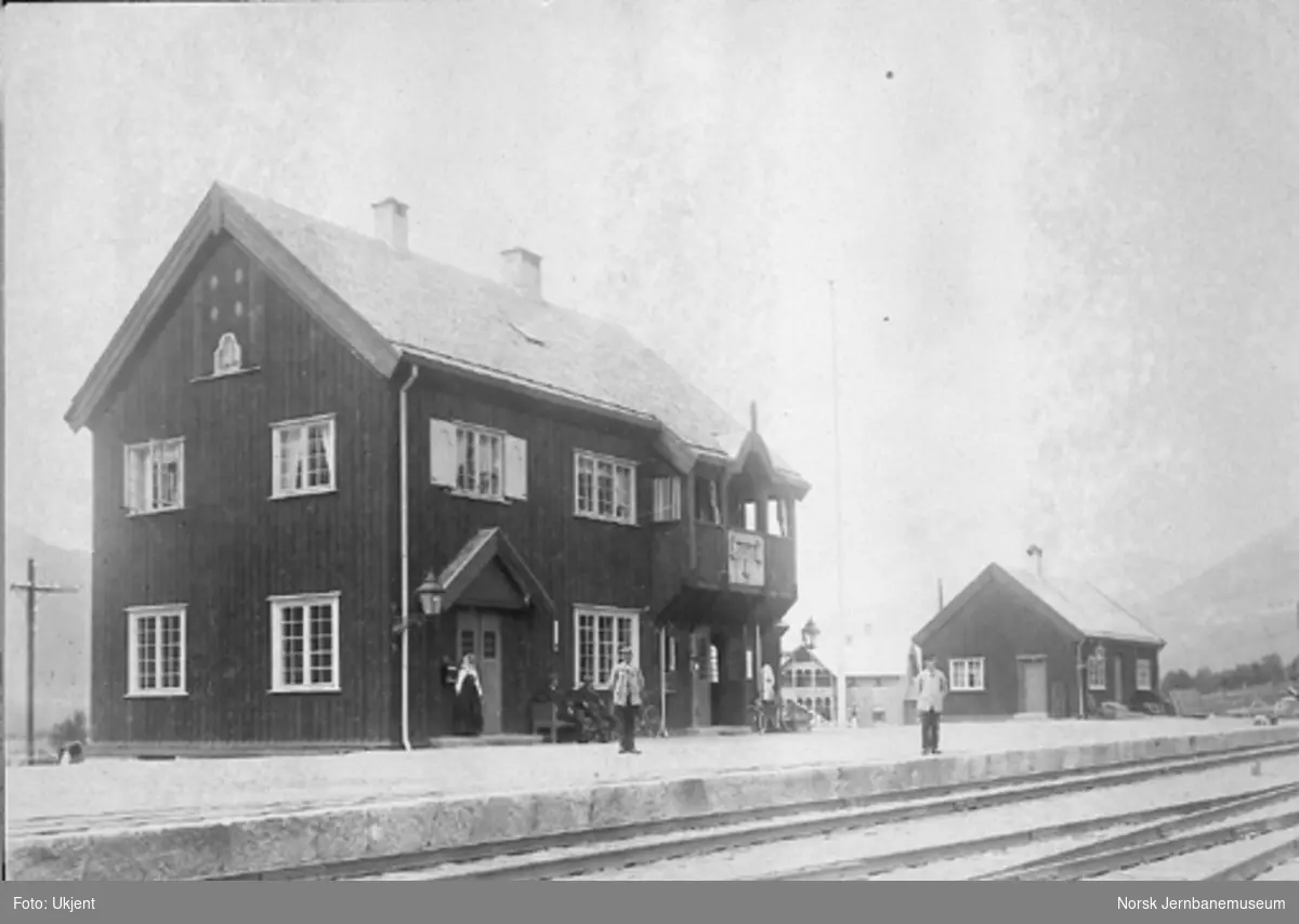 Dovre stasjonsbygning og godshus