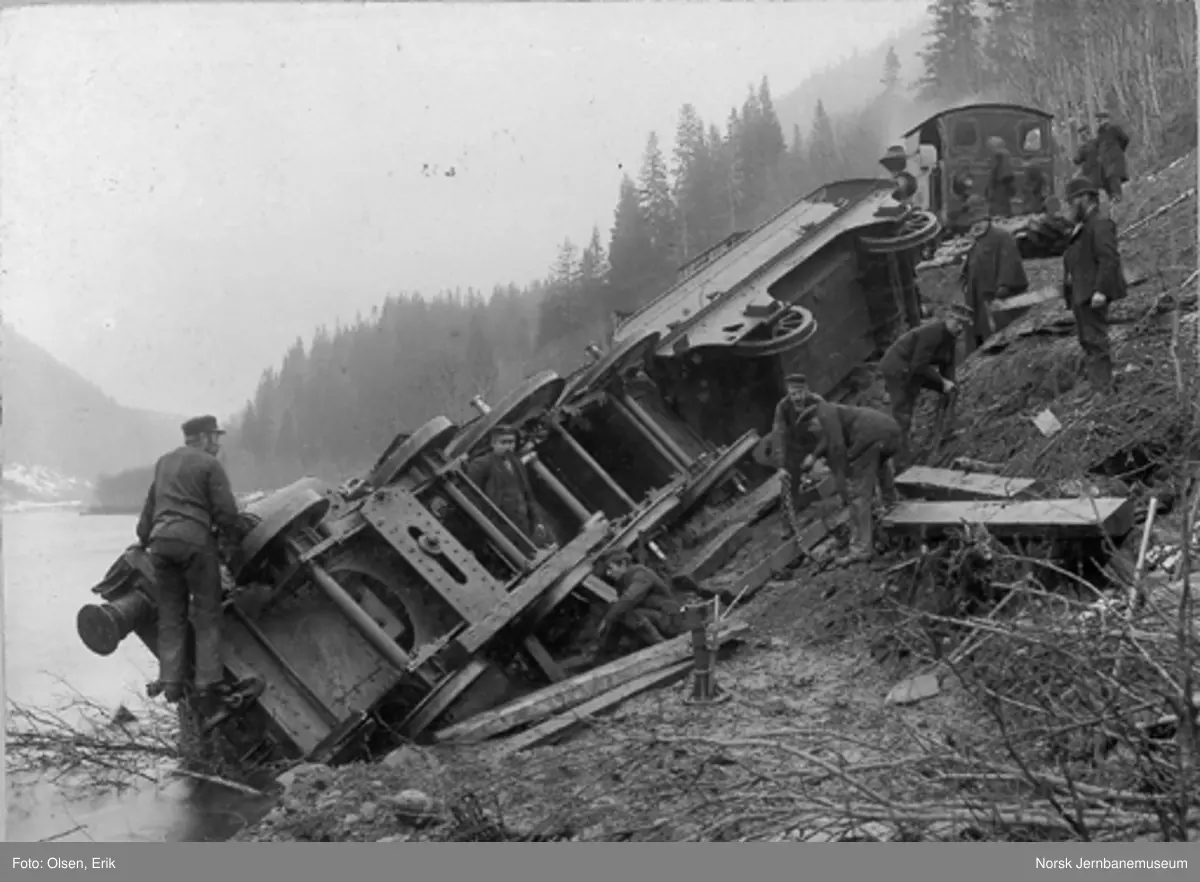 Avsporet damplokomotiv type 9a nr. 57 ved kilometer 54,8 mellom Flornes og Hegra : damplokomotiv type 8a ses i bakgrunnen