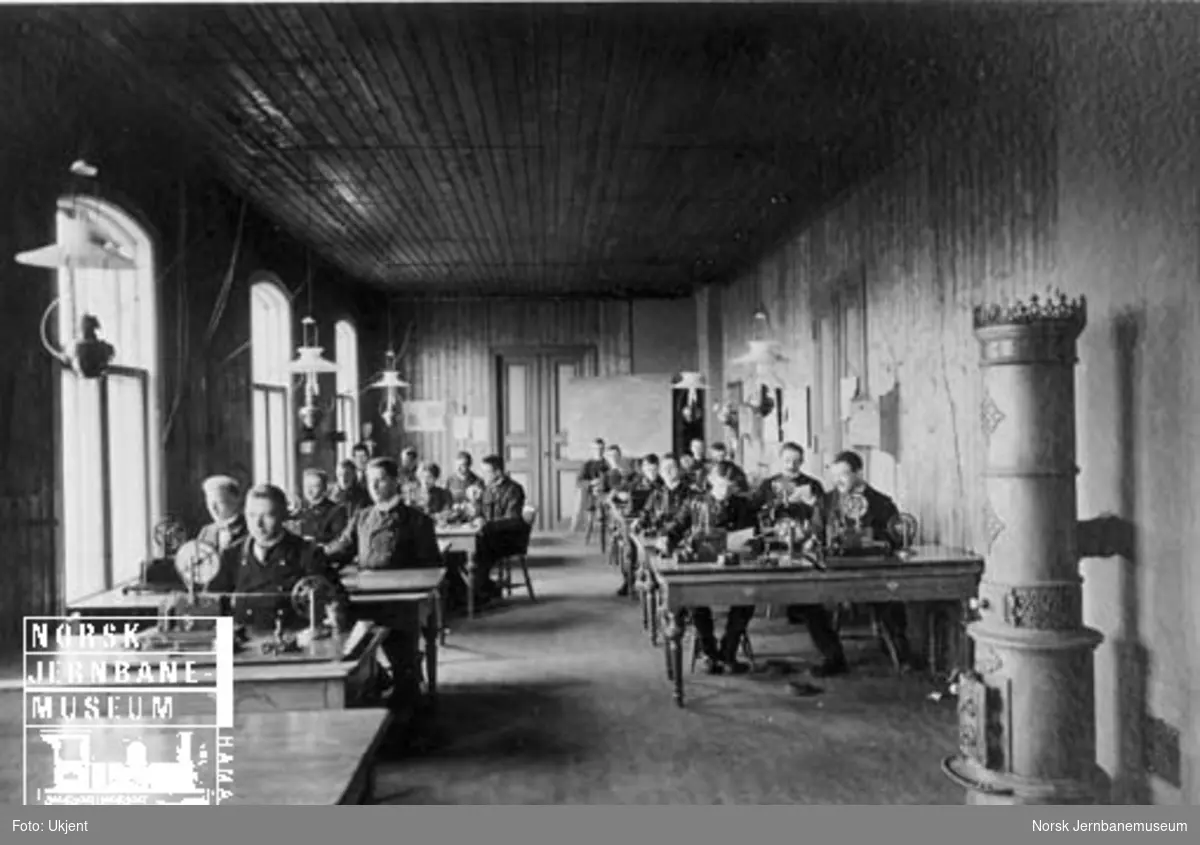 Jernbaneskolen - undervisningsrom med telegrafistkurs klasse B våren 1904