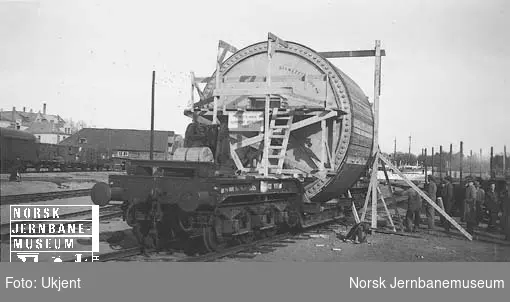 Transport av tørkesylinder (Yankee-sylinder) til Hunsfos fabrikker; omlasting fra båt på Smiths kai