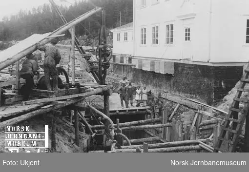 Gjerstad stasjon : graving og støping av støttemur for stasjonsbygningen før sprenging av fylling