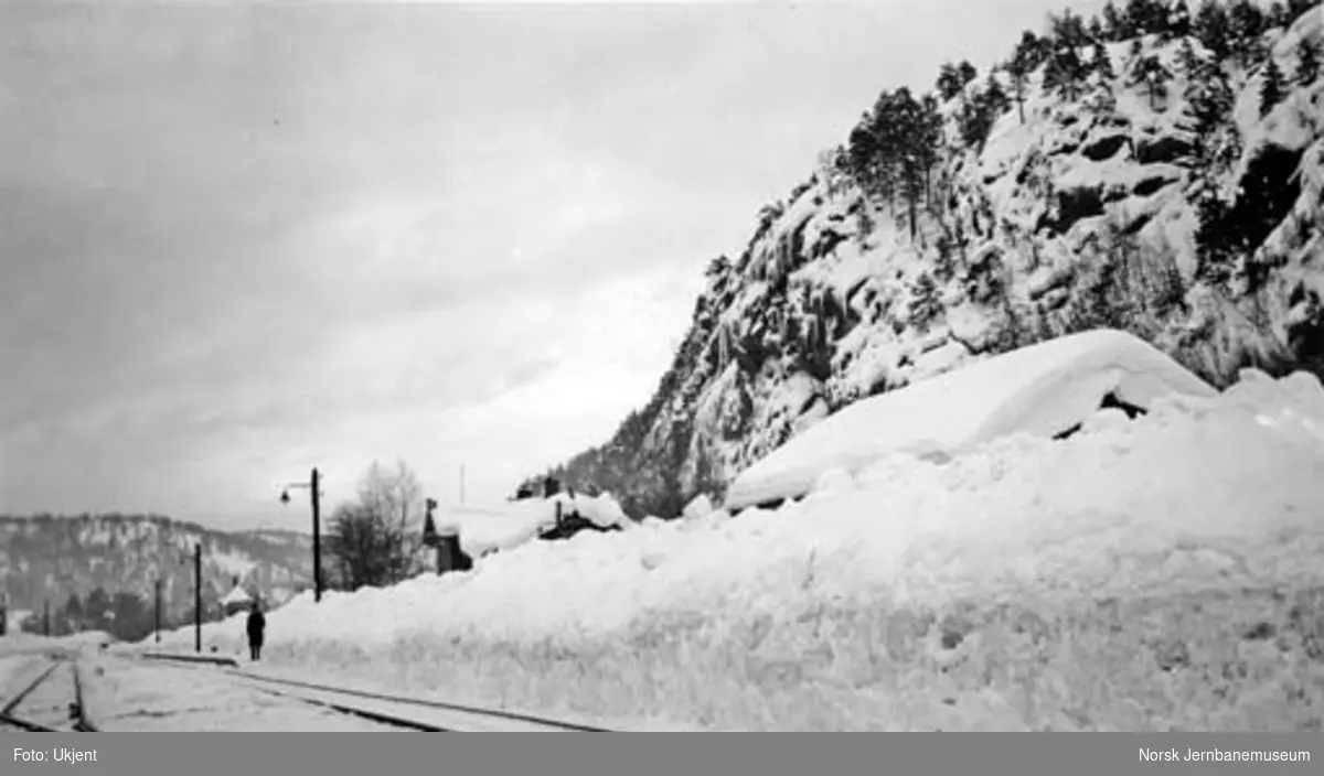 Store snømengder og snømåkere på Grovane stasjon