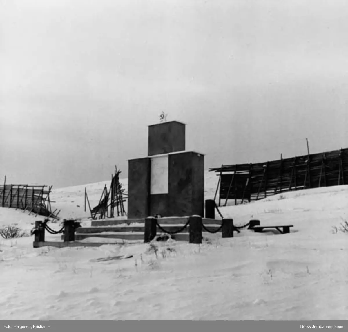 Jugoslavisk minnestøtte over ni døde jugoslavere ved det gamle polarsirkelsenteret på Saltfjellet ved riksveg 50