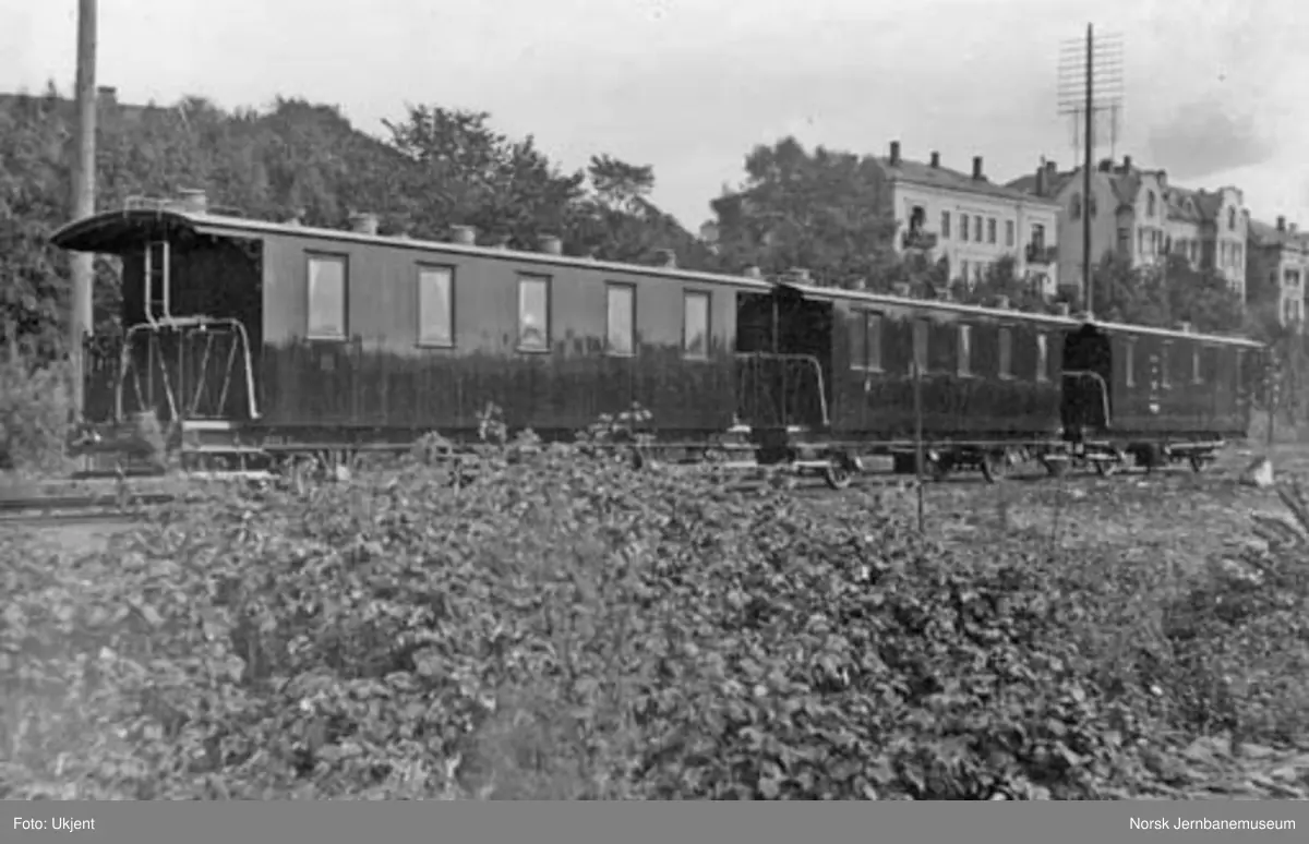 Holmestrand-Vittingfossbanens personvogner klare til forsendelse fra Skabo Jernbanevognfabrik