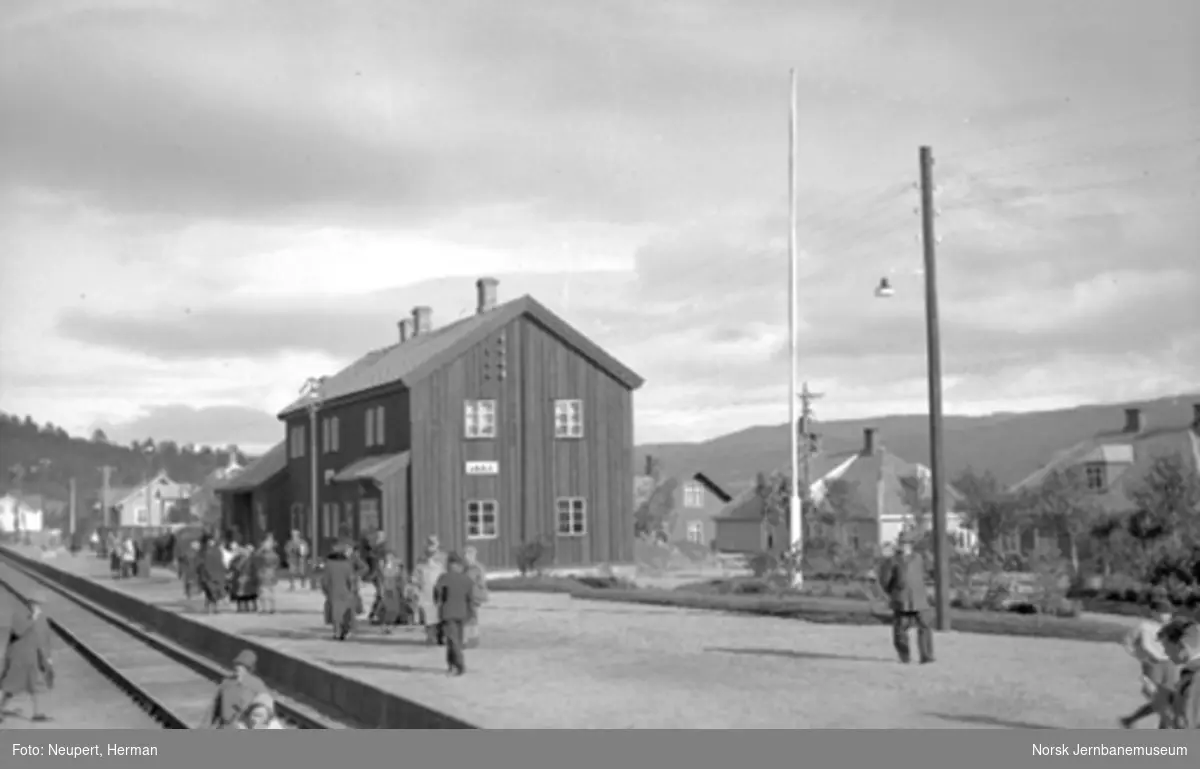 Reisende på plattformen på Geilo stasjon