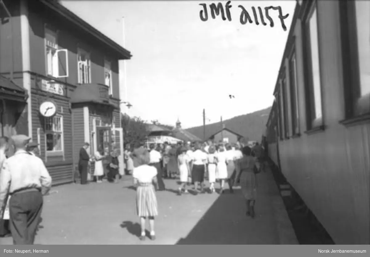 Persontog og reisende på Ål stasjon