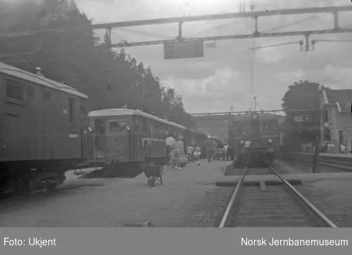 Grovane stasjon med motorvogntog fra Kristiansand og Setesdalsbanens tog