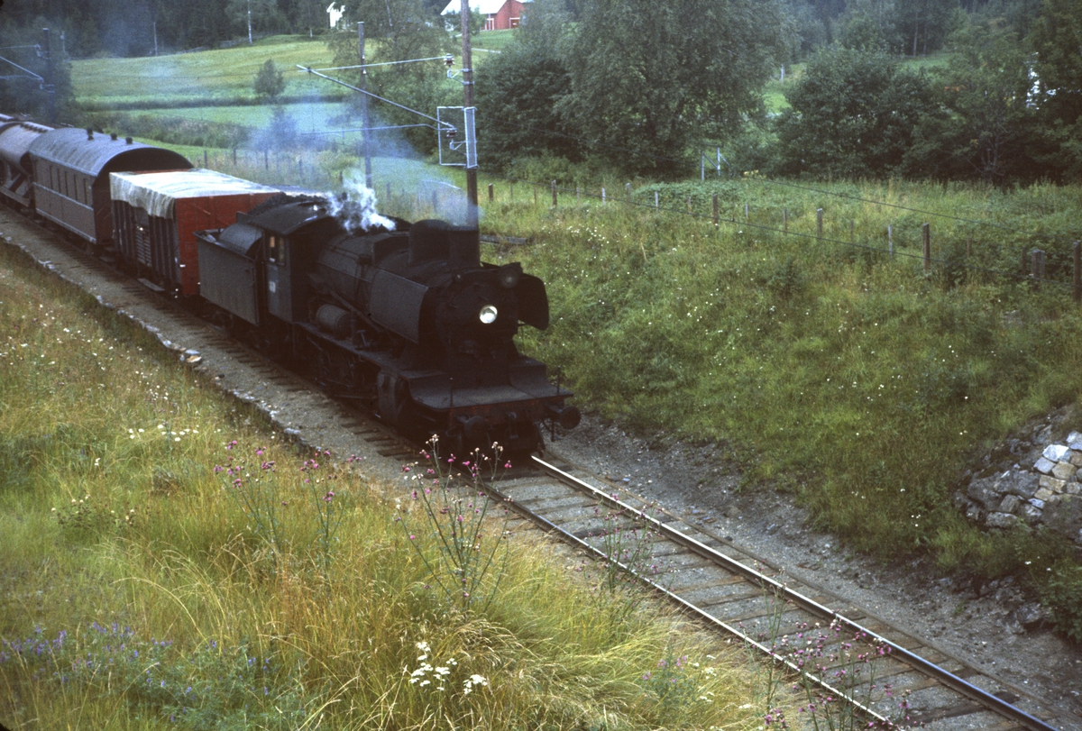 Damplokomotiv type 24b nr. 264 med godstog fra Skreia til Eina, her mellom Reinsvoll og Eina stasjoner på Gjøvikbanen