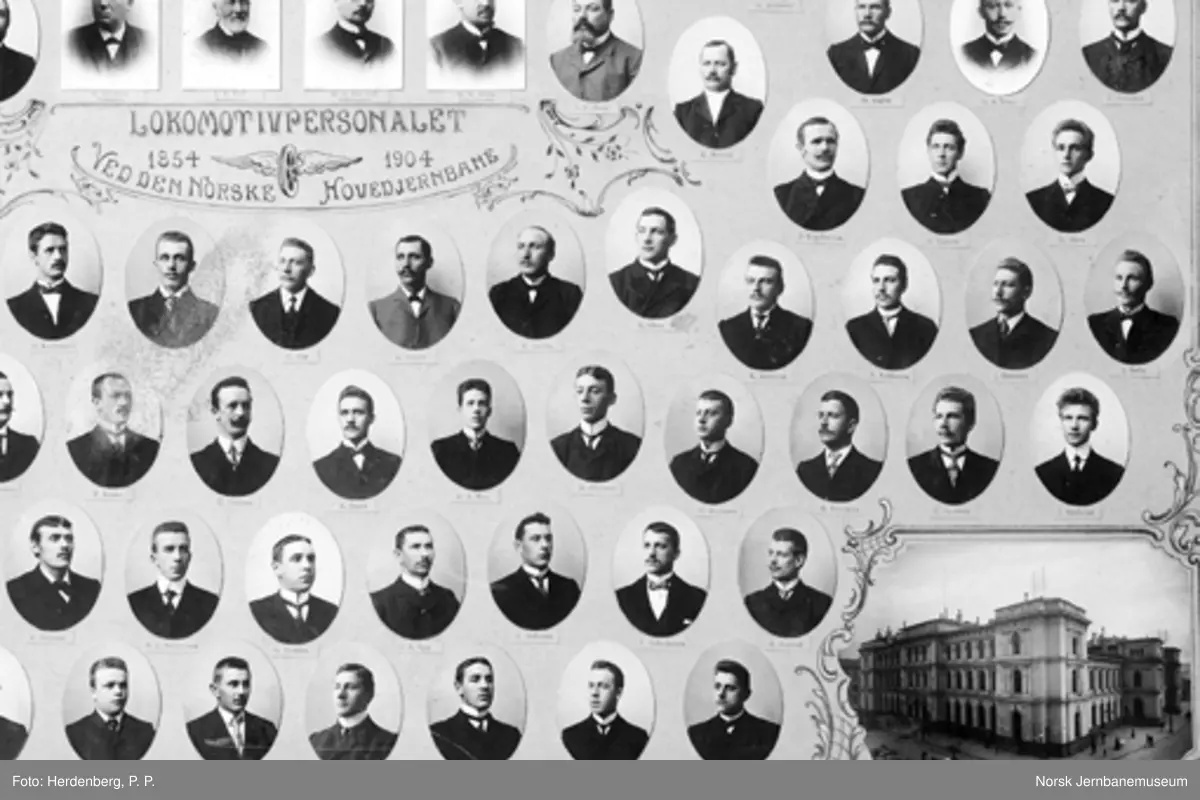 Fotomontasje med Hovedbanens lokomotivpersonale, to faner og Oslo Ø og Eidsvoll stasjoner