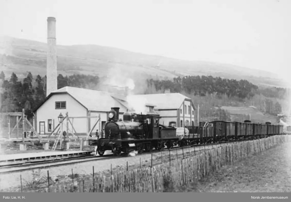 Damplokomotiv type 11 med godstog på Sør-Fron (Bredeveien) stoppested