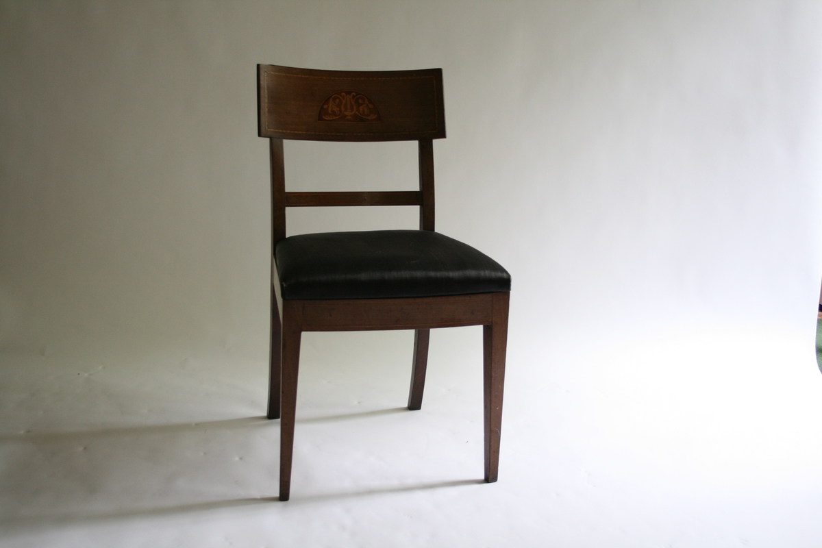 Intarsia på ryggbrett, lyre og eikeløv.