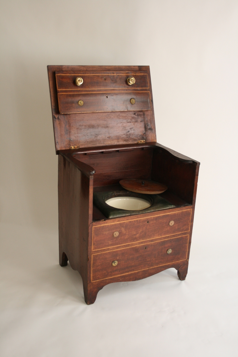 Potte som er kamuflert som en kommode. Topplata kan åpnes.