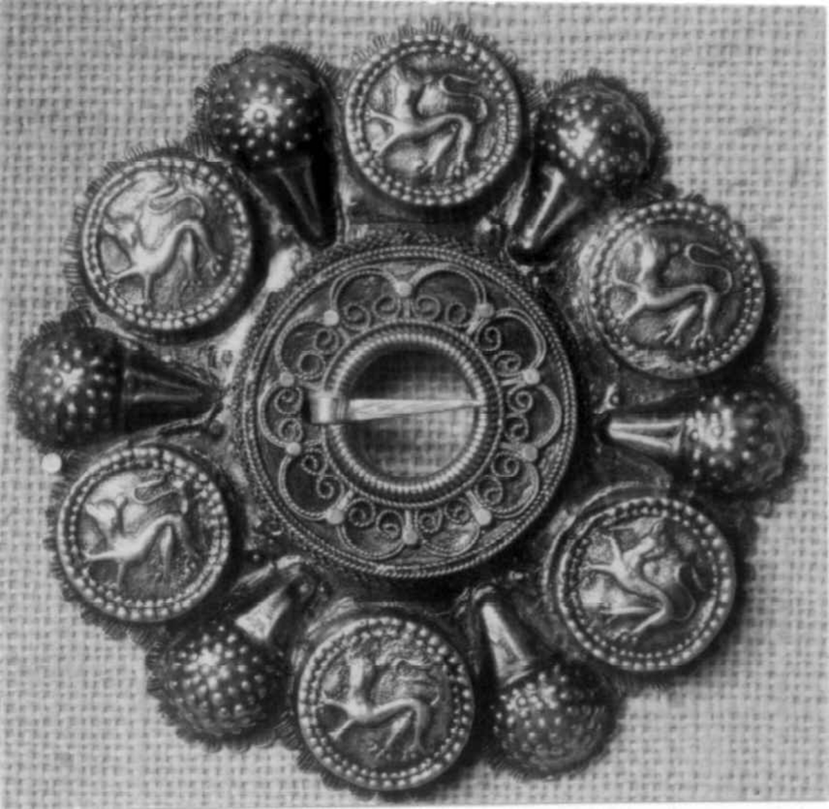 6 dyrefigurer (hunder/løver) i bolene og eple på stilk i mellom.
De eldste bolesøljene hadde to ulike dyremotiv på bolene.
Eplemotivet var stammer, i følge Richard Berge, opprinnelig fra "kronet hode"-motiv (Jesus/Hellige Olav) som etterhvert mistet krona og ble bare hode ("glibber"). Deretter blir glibbene til epler og hals blir stilk. Senere blir eplet byttet ut med filigransknappen. 
Figurene har gjerne symbolsk-kristelkig preg. Når de ble satt på sølja, viste det at den både var pynt og amulet. 