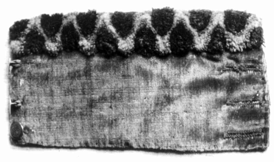 1 par røde muffer av fløyel med brodert flosskanting.