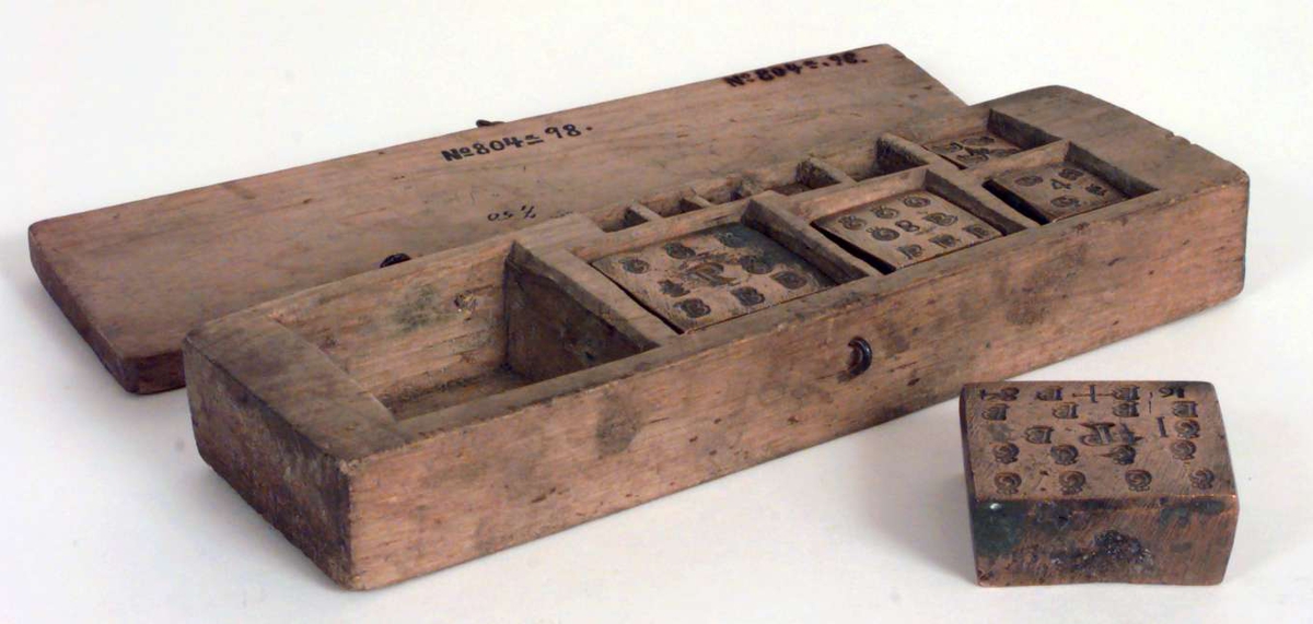 Vektlodd stemplet 1684. Vekter i messing, etui i tre.