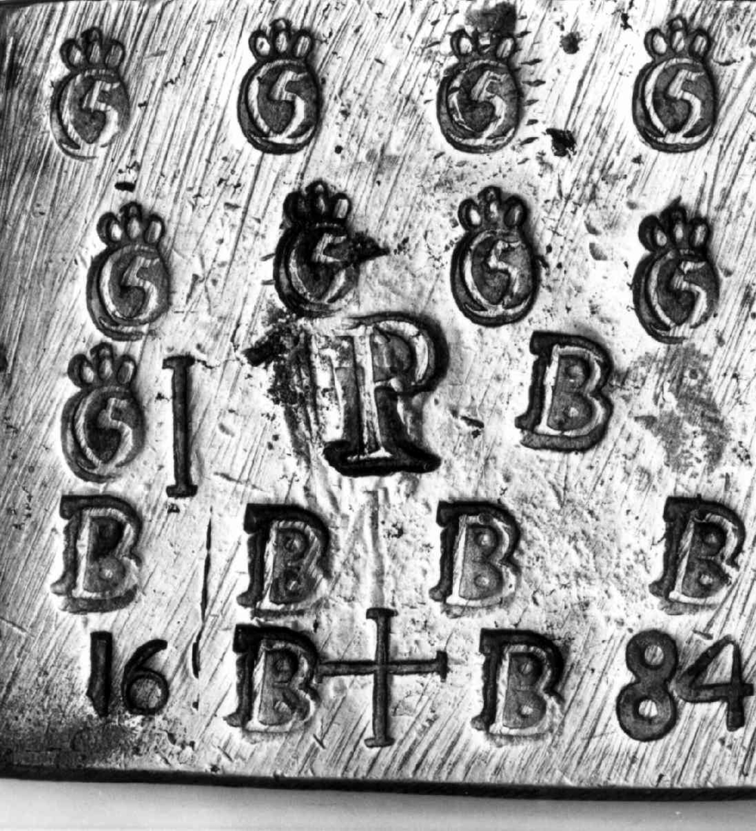 Vektlodd stemplet 1684. Vekter i messing, etui i tre.