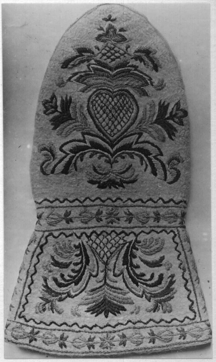 Hvite votter i nålebinding av ull med flerfaget broderi som dekor.