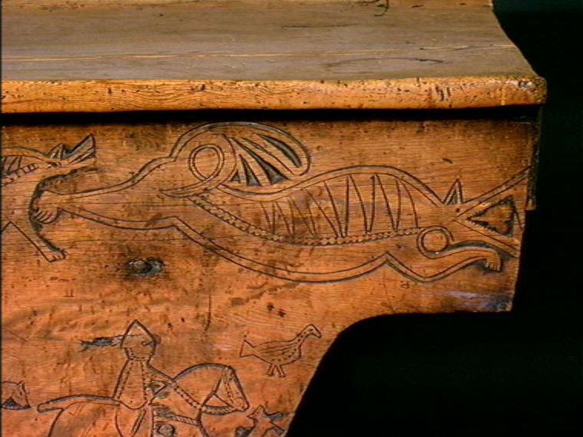 Bordplate og sider til bordet et laget av én tømmerstokk. Bendelene er skåret som formen til innsiden og sikret med dømlinger. Bordet har en frontside  med skurd og rispet dekor med middelalderspreg. Frontsiden har også en bueformet luke med hengsling nedtil. Undersiden er hvert dekket, så eneste inngang er fra luken. Bordet er ubehandlet.