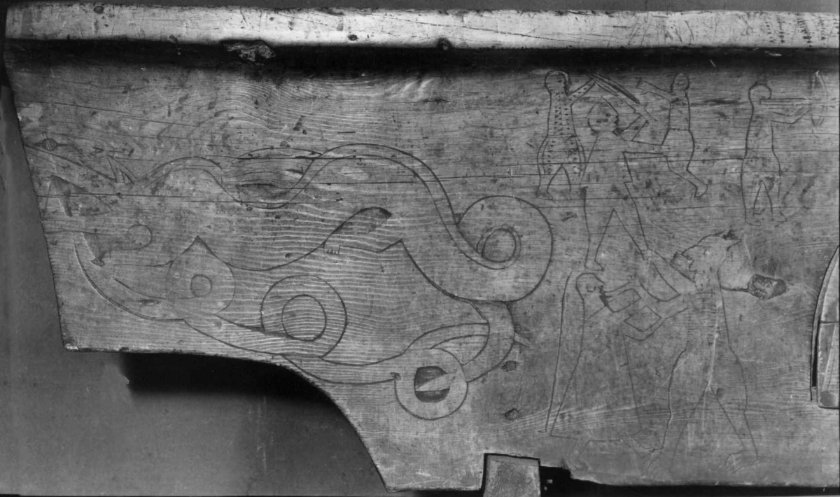 Bordplate og sider til bordet et laget av én tømmerstokk. Bendelene er skåret som formen til innsiden og sikret med dømlinger. Bordet har en frontside  med skurd og rispet dekor med middelalderspreg. Frontsiden har også en bueformet luke med hengsling nedtil. Undersiden er hvert dekket, så eneste inngang er fra luken. Bordet er ubehandlet.