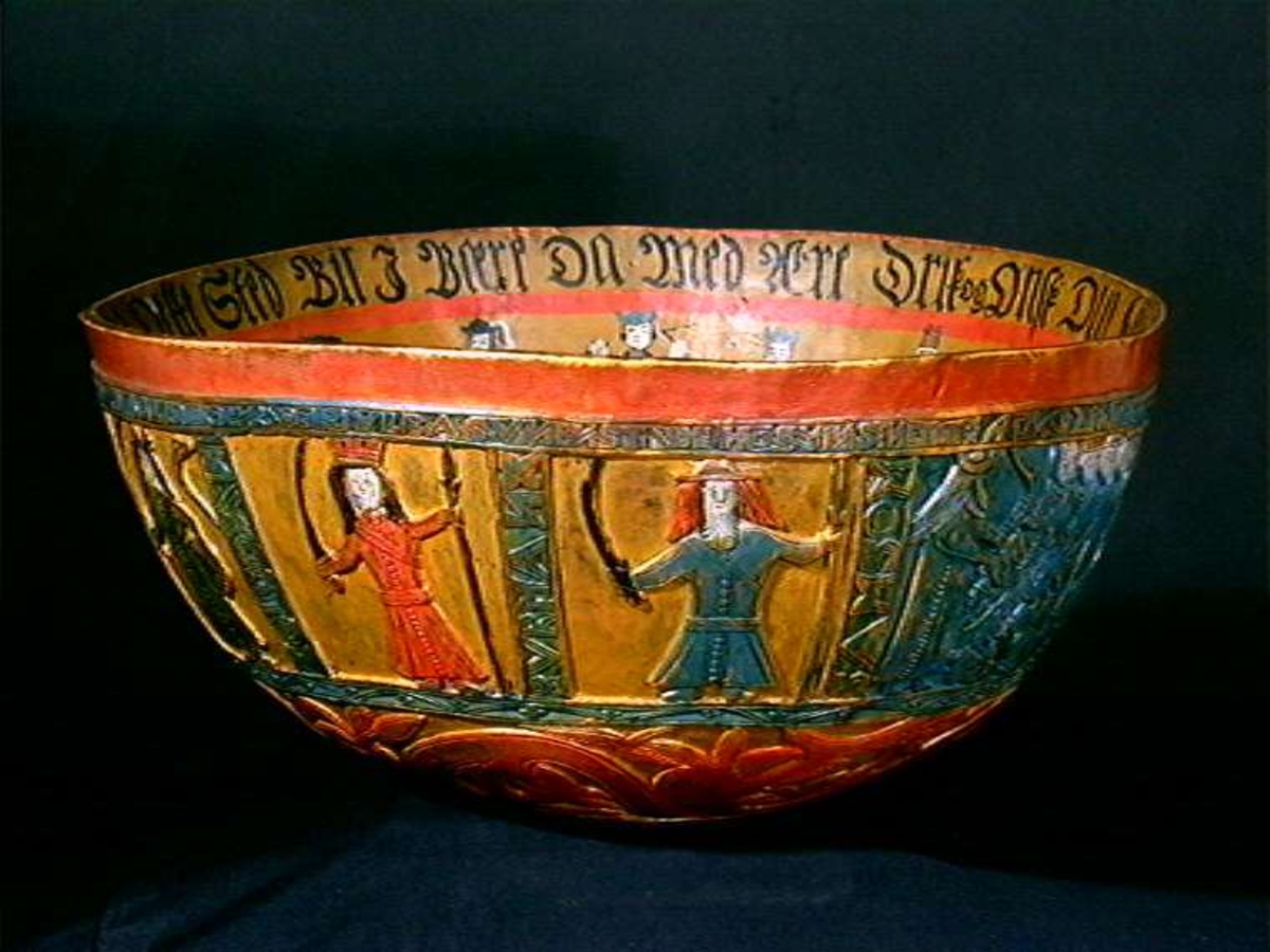 Innvendig malt bruderei, på utsiden billedskurd med fremstillinger av Samson som slår ihjel 1000 filistre, Daniel Olaf Strangessøn og Habor Roland og hedningen Ferakund, Holger Danske og Burman.