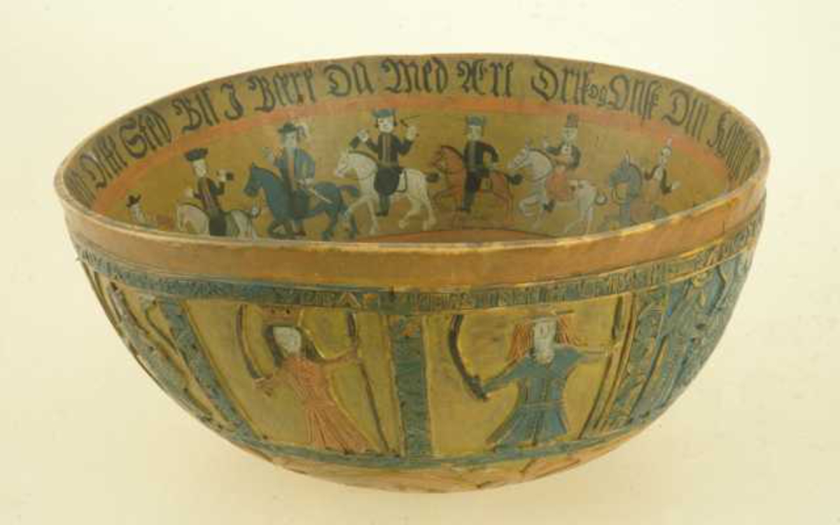 Innvendig malt bruderei, på utsiden billedskurd med fremstillinger av Samson som slår ihjel 1000 filistre, Daniel Olaf Strangessøn og Habor Roland og hedningen Ferakund, Holger Danske og Burman.