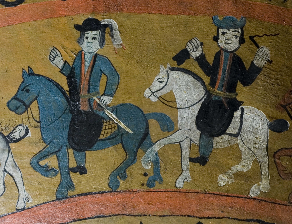 Innvendig malt bruderei, på utsiden billedskurd med fremstillinger av Samson som slår ihjel 1000 filistre, Daniel Olaf Strangessøn og Habor Roland og hedningen Ferakund, Holger Danske og Burman.