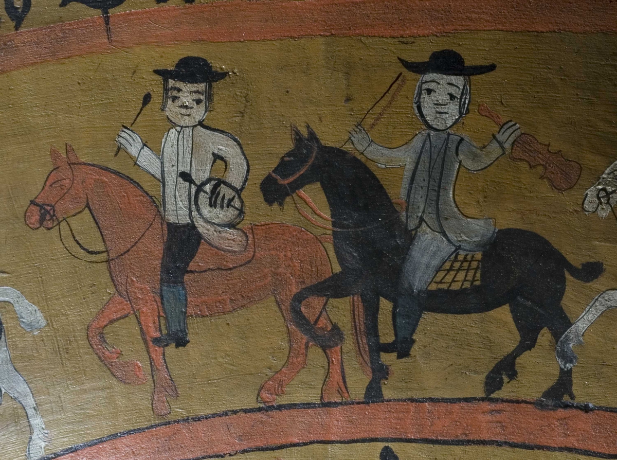 Innvendig malt bruderei, på utsiden billedskurd med fremstillinger av Samson som slår ihjel 1000 filistre, Daniel Olaf Strangessøn og Habor Roland og hedningen Ferakund, Holger Danske og Burman.