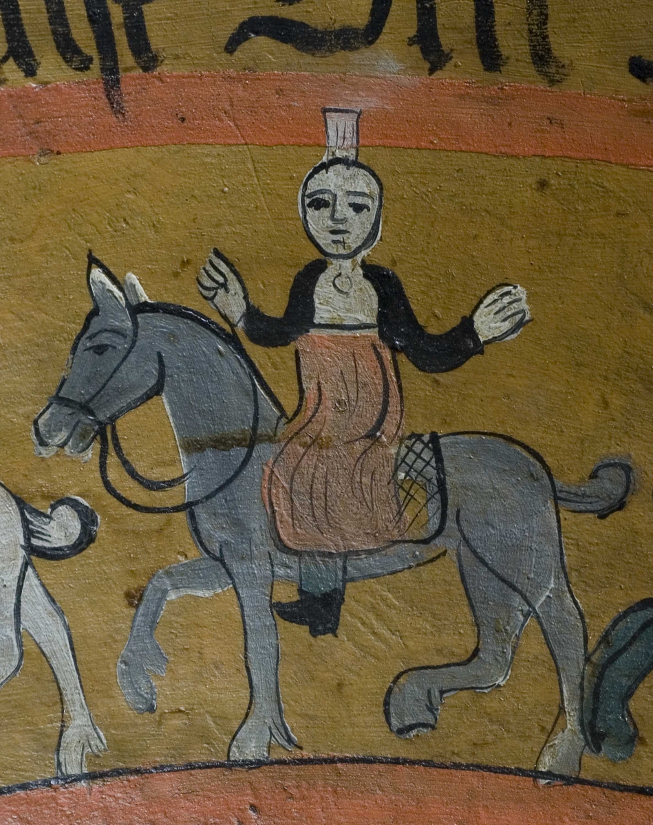 Innvendig malt bruderei, på utsiden billedskurd med fremstillinger av Samson som slår ihjel 1000 filistre, Daniel Olaf Strangessøn og Habor Roland og hedningen Ferakund, Holger Danske og Burman.