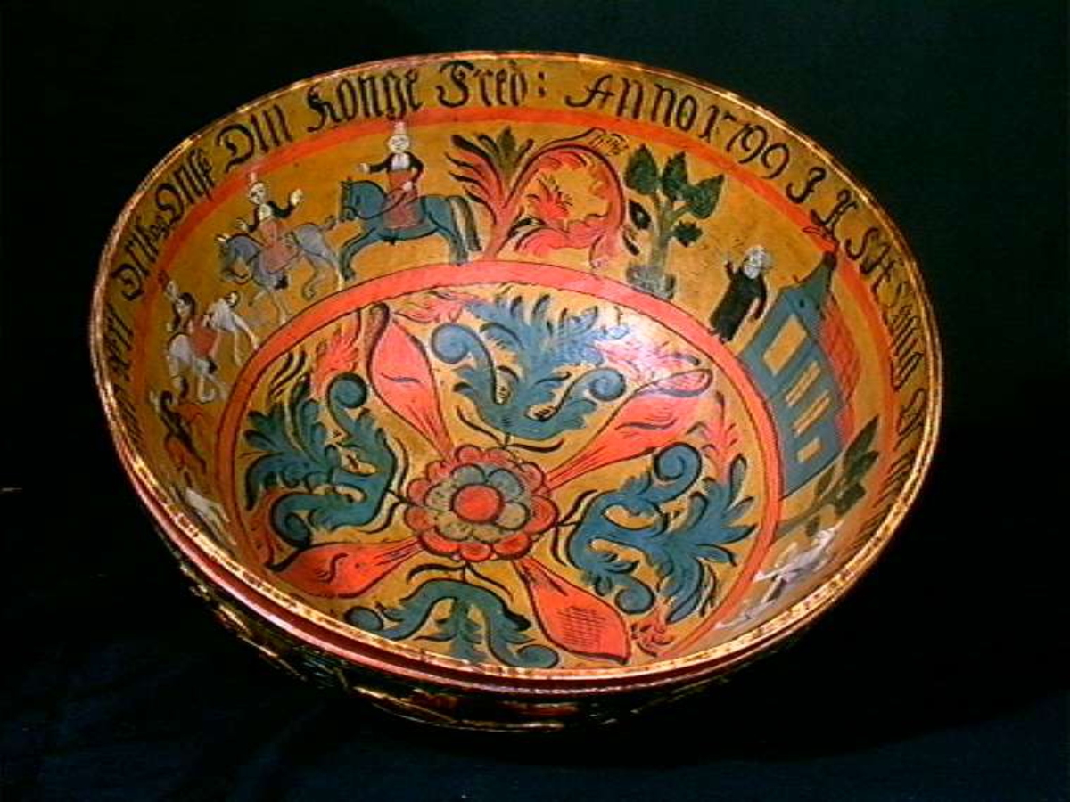 Innvendig malt bruderei, på utsiden billedskurd med fremstillinger av Samson som slår ihjel 1000 filistre, Daniel Olaf Strangessøn og Habor Roland og hedningen Ferakund, Holger Danske og Burman.