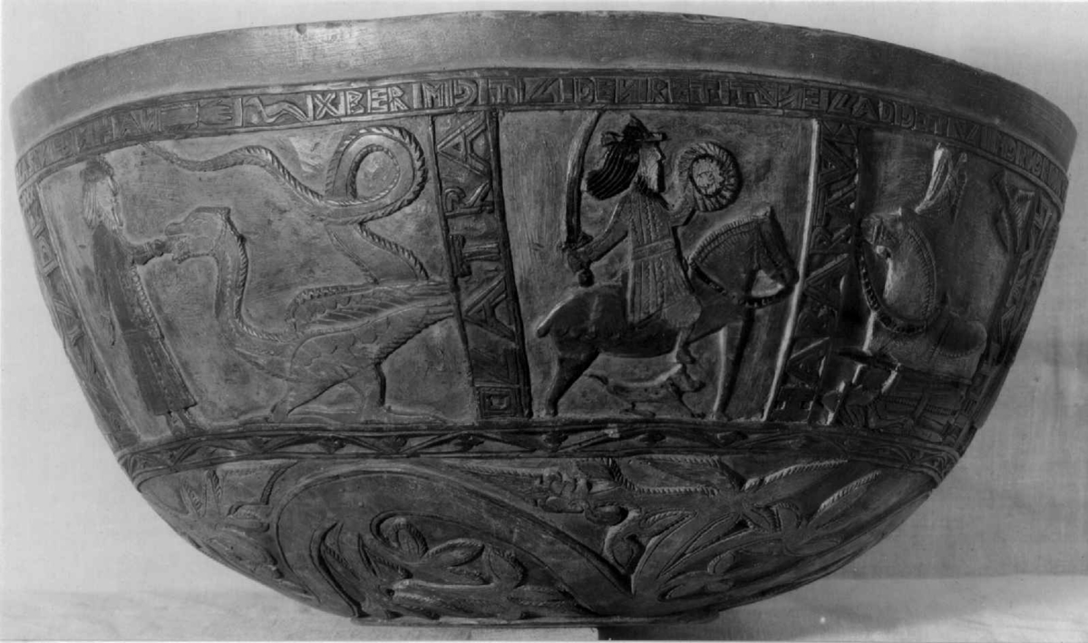 Innvendig malt bruderei, på utsiden billedskurd med fremstillinger av Samson som slår ihjel 1000 filistre, Daniel Olaf Strangessøn og Habor Roland og hedningen Ferakund, Holger Danske og Burman.