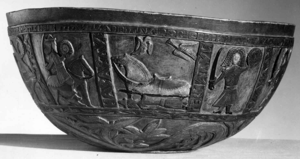 Innvendig malt bruderei, på utsiden billedskurd med fremstillinger av Samson som slår ihjel 1000 filistre, Daniel Olaf Strangessøn og Habor Roland og hedningen Ferakund, Holger Danske og Burman.