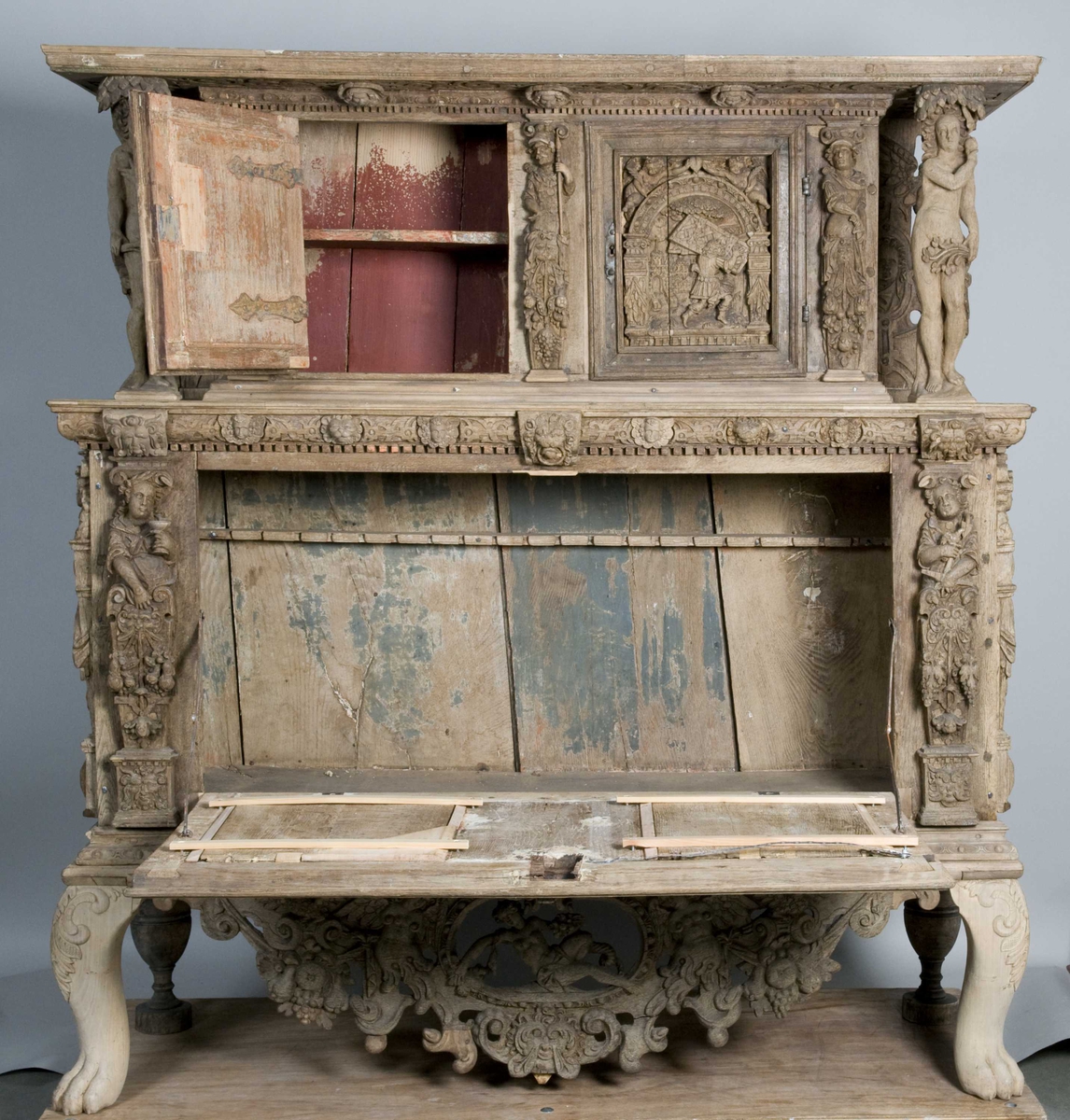 Rektangulært skap med skåret ornamentikk i flere deler. Øvre skap med to dører og gesims. Nedre skap med en klaff fremstilt som to dører. Skapdelene står på en sokkel med fire ben. Tympanon på øvre skap. Skapet ble opprinnelig brukt som skjenk med åpen klaff for å servere drikkevarer til gjester.
På overskapet i dørfyllinger er utskåret motiv fra gamle testament: "Samsons kamp med løven" og "Samson bærer bort Gazas byport". På underskap i fyllinger: "Samson slår filisterne med asenkjeven" og "Samson og Dalila". Dørene blir flankert av hermenpilaster. Mellom fyllinger på overskap aedikula med dyden "kjærlighet".  Som karyatide og atlant to utskårete figuerer "Adam og Eva" ved overskap. 
Klassiske profiler med eggstav, perlestav og tannsnitt. Beslagverkornament på skapsidene, gesimsens underside og profil på underskap. 
Utskårete hoder av løver, engler, kvinner, masker på gesimsens underside og profil på underskap. Sidebrett med hermer, portretter i medaljonger og beslagverk. Sokkelen består av dreide og utskårete ben, holdt av en ramme, Forsidens blending er dekorert med utskårete figurer og ornamenter i ørebruskstil.
Flere deler er sekundære.