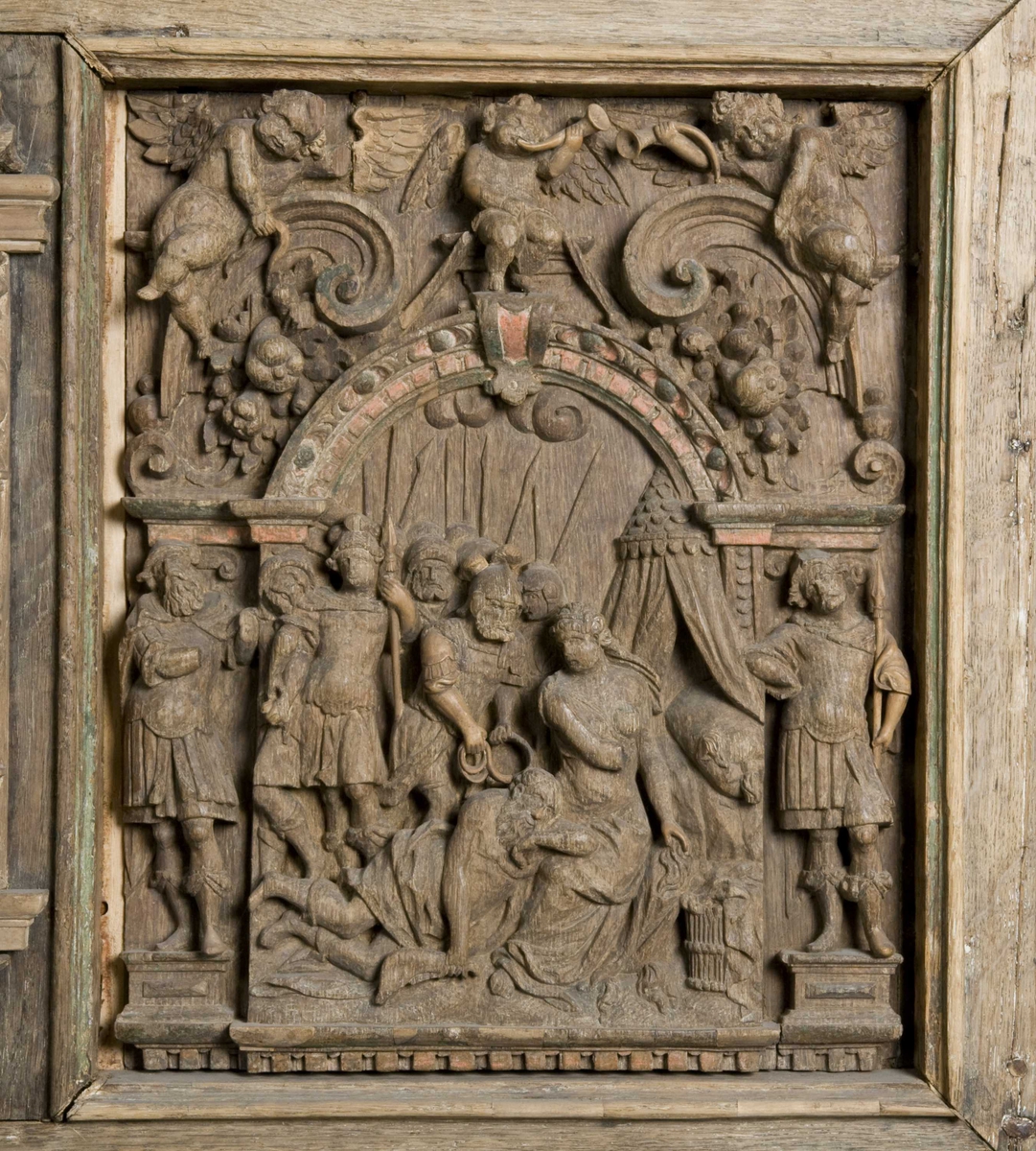 Rektangulært skap med skåret ornamentikk i flere deler. Øvre skap med to dører og gesims. Nedre skap med en klaff fremstilt som to dører. Skapdelene står på en sokkel med fire ben. Tympanon på øvre skap. Skapet ble opprinnelig brukt som skjenk med åpen klaff for å servere drikkevarer til gjester.
På overskapet i dørfyllinger er utskåret motiv fra gamle testament: "Samsons kamp med løven" og "Samson bærer bort Gazas byport". På underskap i fyllinger: "Samson slår filisterne med asenkjeven" og "Samson og Dalila". Dørene blir flankert av hermenpilaster. Mellom fyllinger på overskap aedikula med dyden "kjærlighet".  Som karyatide og atlant to utskårete figuerer "Adam og Eva" ved overskap. 
Klassiske profiler med eggstav, perlestav og tannsnitt. Beslagverkornament på skapsidene, gesimsens underside og profil på underskap. 
Utskårete hoder av løver, engler, kvinner, masker på gesimsens underside og profil på underskap. Sidebrett med hermer, portretter i medaljonger og beslagverk. Sokkelen består av dreide og utskårete ben, holdt av en ramme, Forsidens blending er dekorert med utskårete figurer og ornamenter i ørebruskstil.
Flere deler er sekundære.