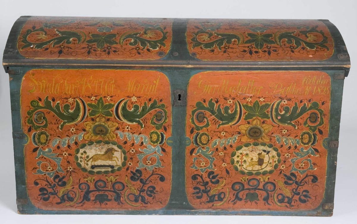 Buet lokk, rosemalt. Kartusjer med enhjørning og norsk løve.