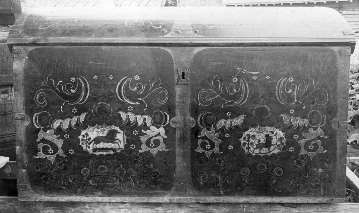 Buet lokk, rosemalt. Kartusjer med enhjørning og norsk løve.