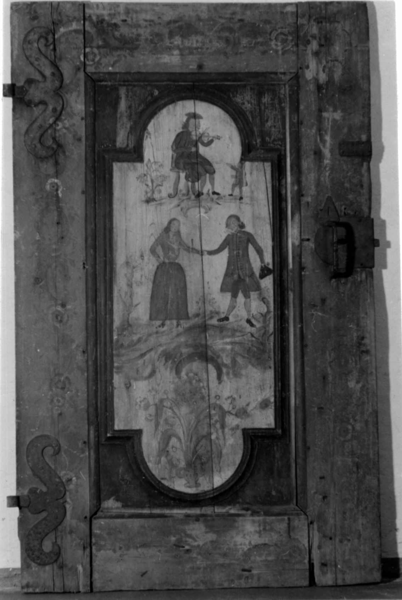 Øverst sittende spillemann og liten gutt, et par hånd i hånd og nederst blomstervase og blomster i brunt og blått. Baksiden stående mann i rød frakk. 