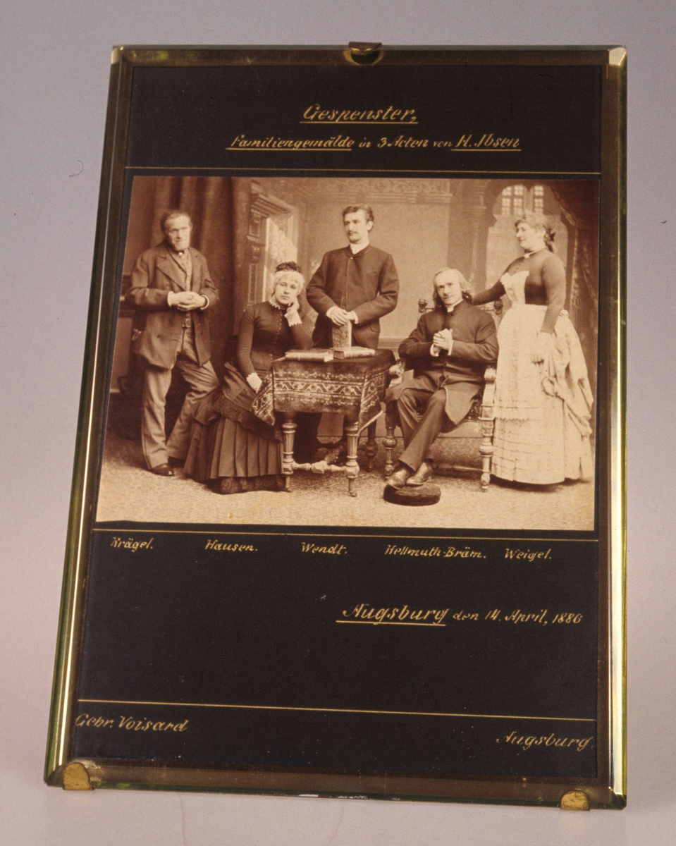 Fra tidligere eiers arbeidsværelse. Forestiller "Gespenster" Kràgel, Haùsen, Wendt, Helmùth, Bràm, Weigel. Augsbùrg 14/4 - 86.