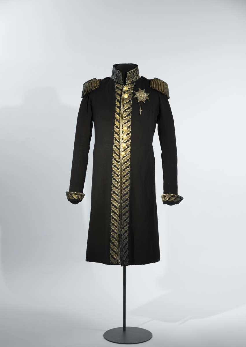 Mørkblå frakk med dekor av metallbroderi.