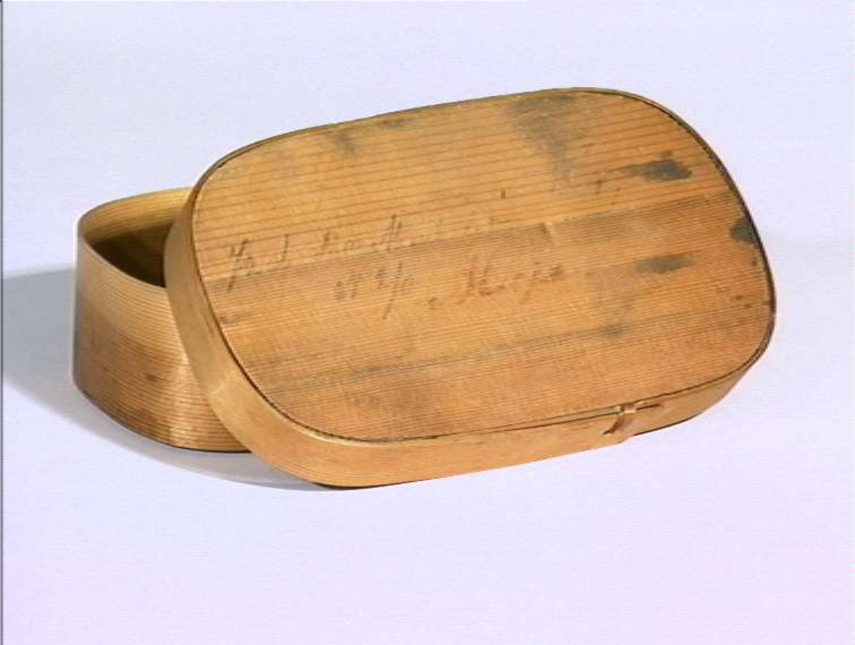 En øskje og tre gjerder til leke bondegård.