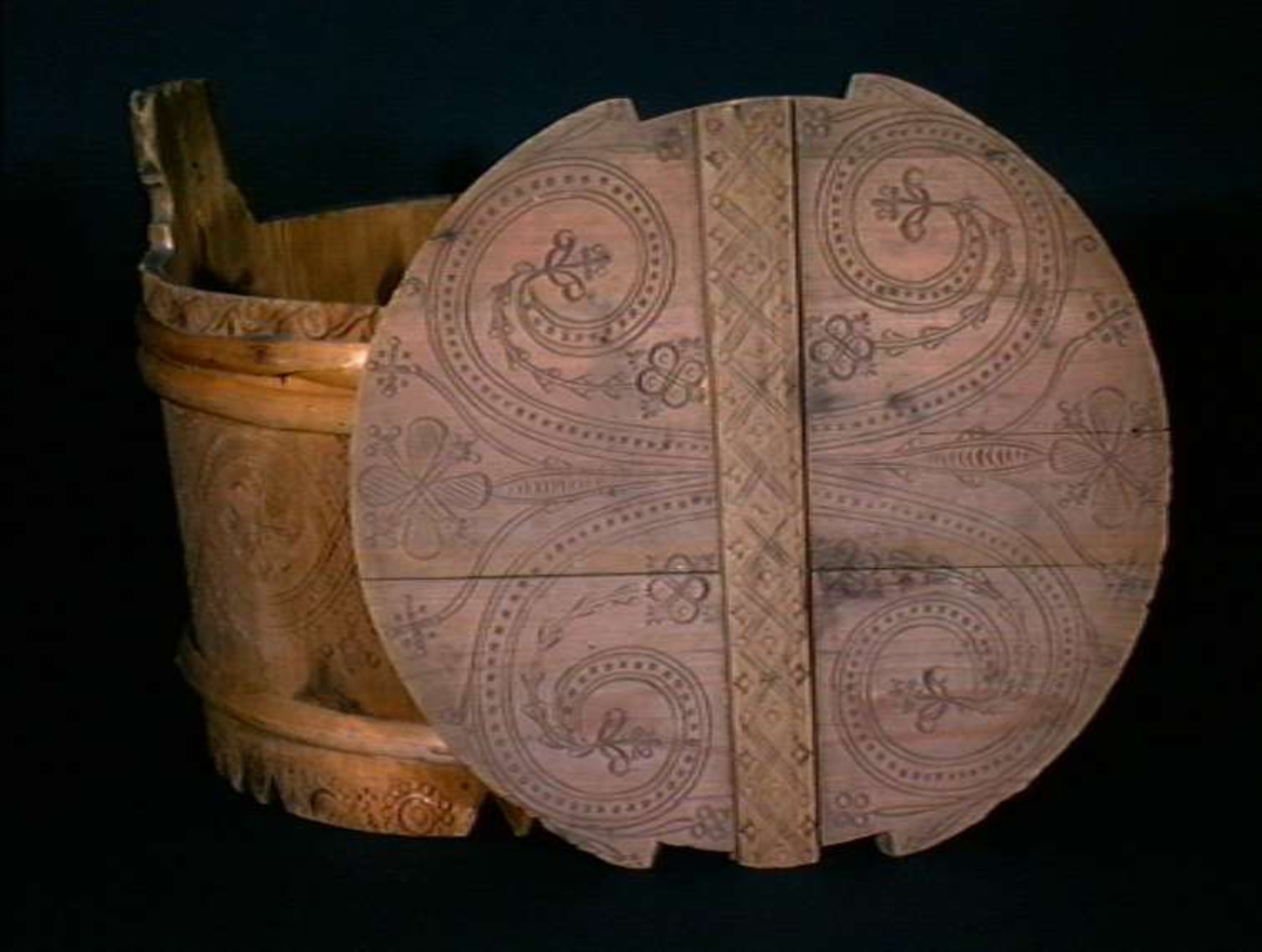 Furustaver, 2 gjorder av bjørk, høye ører, sider og lokk med aviforsiringer, underkant med spisse tunger,  to løse gjorde, merker etter hank, under bunnen merket GOD 1828 eller 1828,