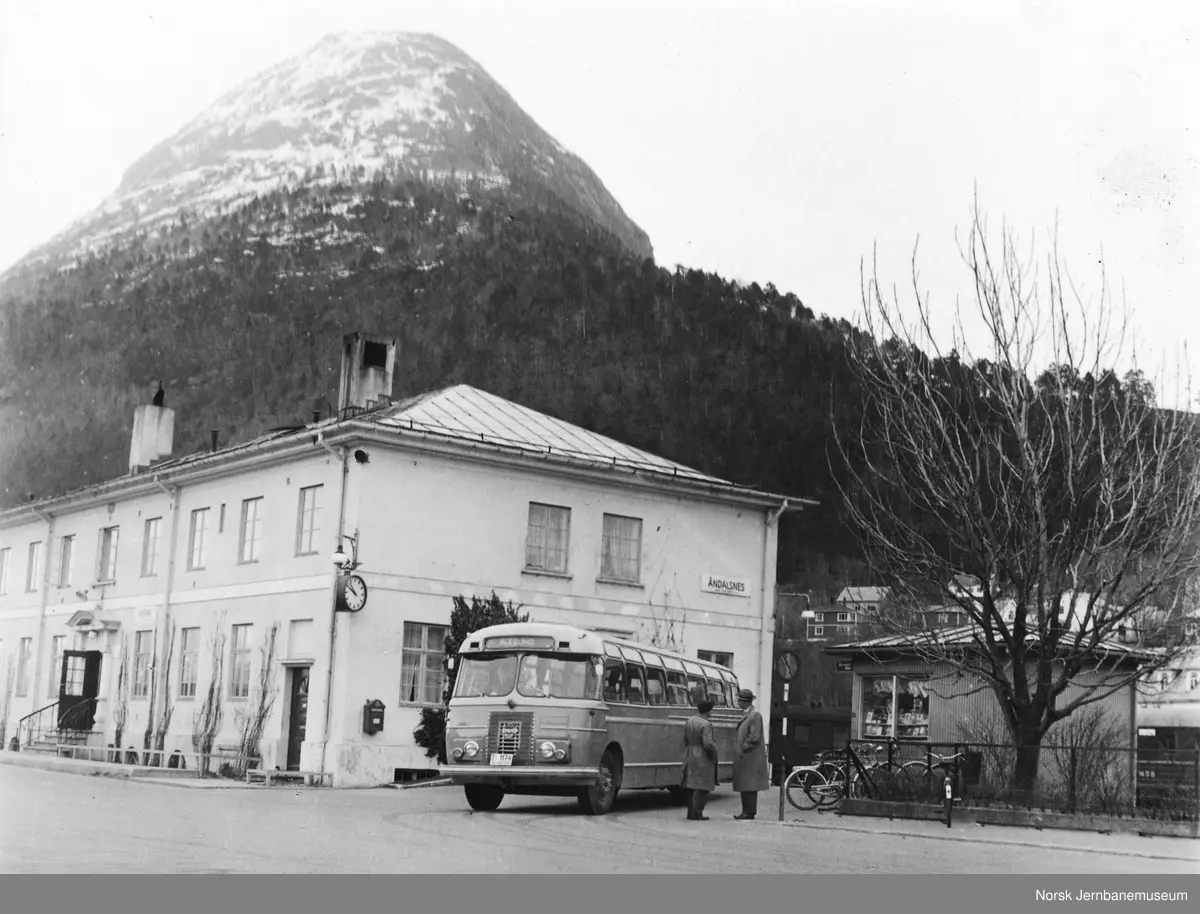 Åndalsnes stasjon med NSB Bilruter buss T-1174