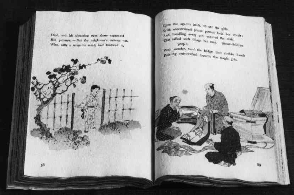 Bok av foldet, uskåret kreppapir med trykket tekst og tresnittillustrasjoner. Boken har original omslagskassett og er lagt i en boks av nyere dato.