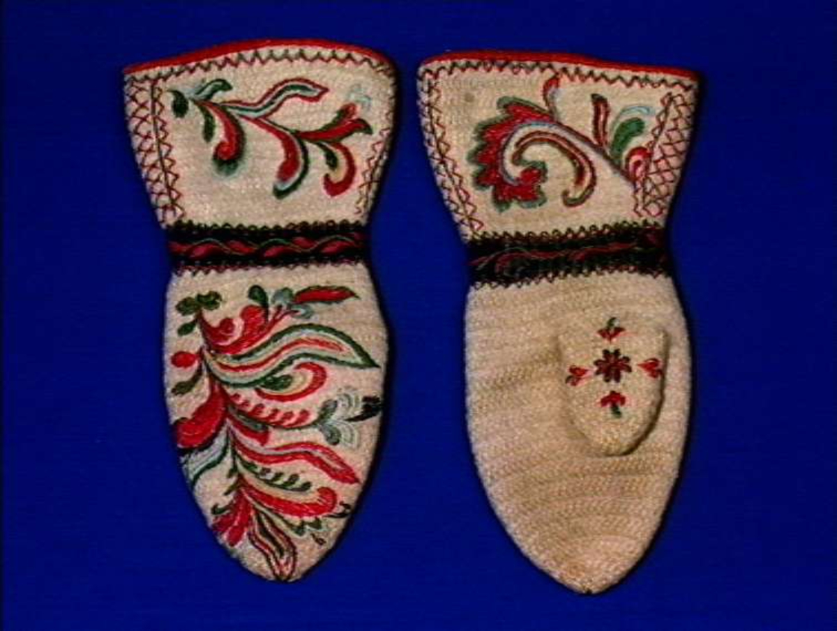 Hvite votter i nålebinding med dekor ab broderi og applikasjon.
