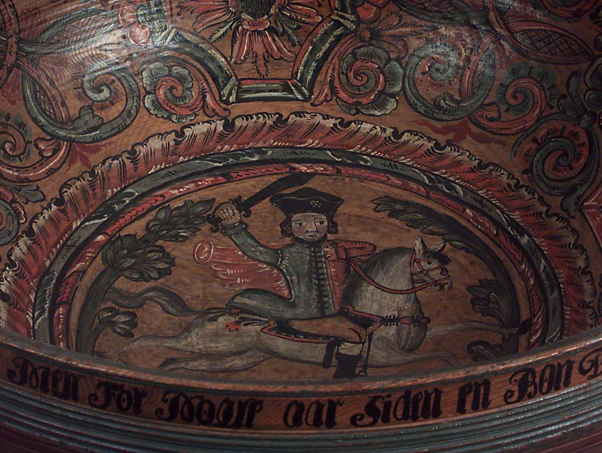 Vil Du Vide Bol Dens Nanv Store guban Heder Han Vis Lige Fins ike i Naarges Lan Ti ieg Vel Fel Der Femten Man Can du mig utsupe Skam Sku Faa din Strupe LOSN 1804. Utvendig For Nogle og Hundre aar Siden SKabte gud Mig I Skoven Sig Til Pris Men For Nogle aar Siden en BonDe Mig jorDe Paa Dene Vis Men jeg Blev Malet For Læiiv OlSen Nora Gutu I aaret 1804.