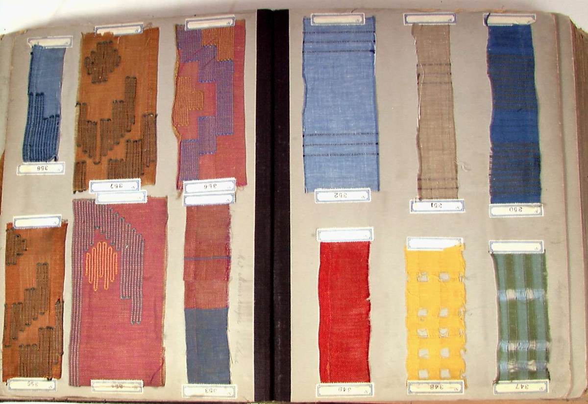 Bok med prøver på gardinstoff