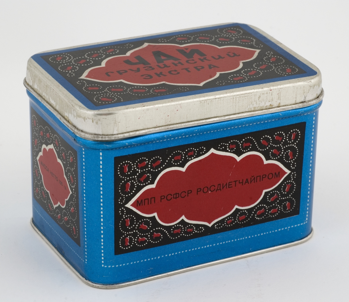 Tebokser i metallblikk med påtrykt dekor og kyrillisk skrift.