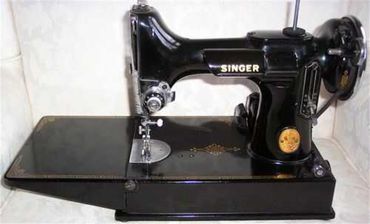 Symaskin med monterbar pedal i svart koffert. Løs innsats i kofferten med sysaker og instruksjonshefte. 