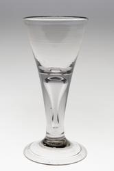 Glass fra Nøstetangen glassverk på Norsk Folkemuseum