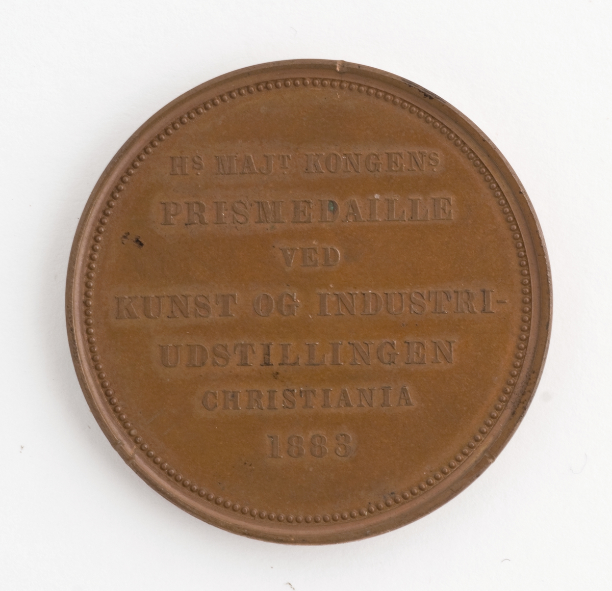 Rund medalje i etui. Kong Oscar IIs emblem med hans valgspråk "BRODERFOLKENES VEL".